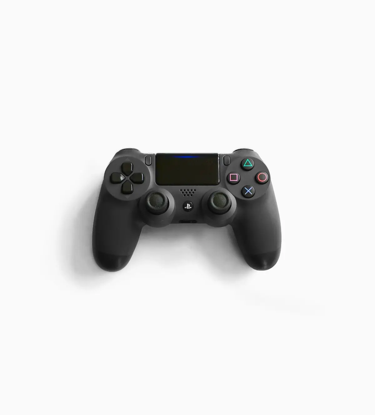 Schwarzer Gamecontroller auf weißem Hintergrund