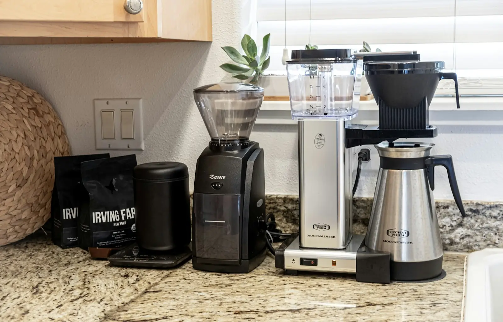 Kaffeemühle und Kaffeemaschine auf einer Küchenarbeitsfläche