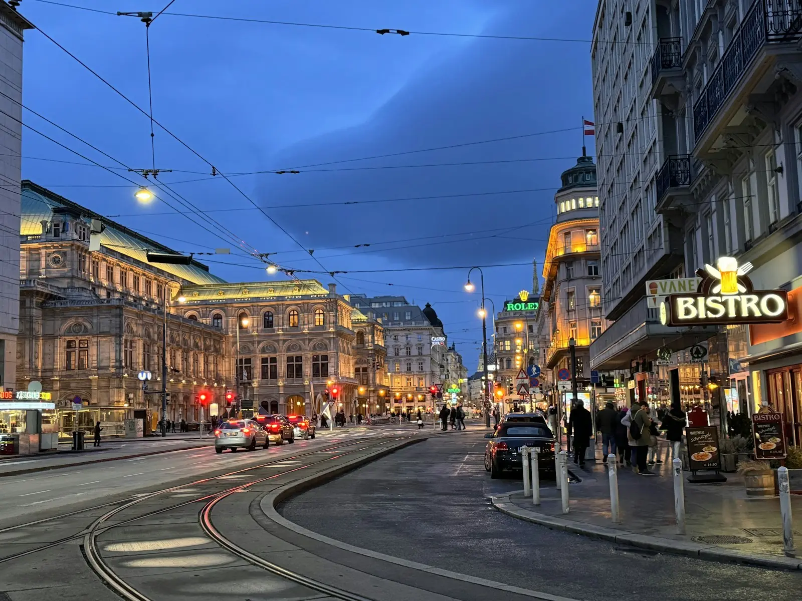 Wiener Straßenszene mit der Staatsoper in der Abenddämmerung